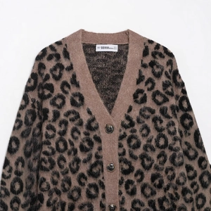 Gilet en maille léopard de style français avec col en V et boutons pour femmes