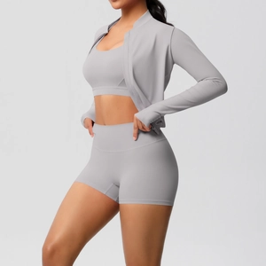 Vue latérale de l'ensemble de yoga gris 3 pièces avec brassière, short et veste