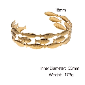 Dettaglio del bracciale aperto dorato da 18mm con motivi a pesce e misure del prodotto