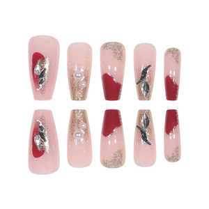 Faux ongles cercueil rose et rouge foncé avec paillettes argentées et perles