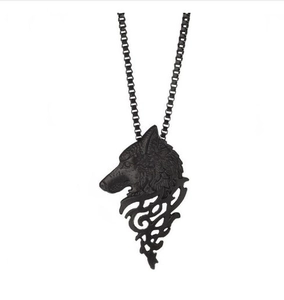 Gros plan du pendentif tête de loup noir avec totem tribal sur collier en métal