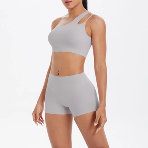 Details von hellblauem One-Shoulder Yoga-Set mit Sport-BH und Shorts mit hoher Taille