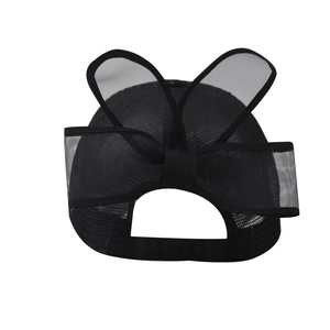 Détail d'une casquette en maille noire avec un grand nœud décoratif et sangle réglable