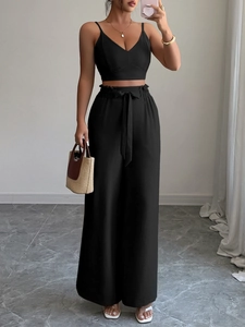 Elegante completo nero due pezzi con top con scollo a V e pantaloni larghi a vita alta