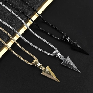 Drei Herren-Pfeil-Halsketten in Schwarz, Silber und Gold mit robusten Box-Ketten-Gliedern