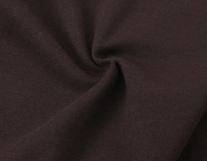 Détail macro du tissu en maille marron foncé doux avec un motif de tissage jersey fin