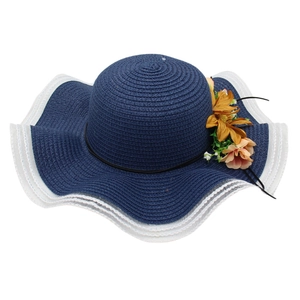 Chapeau de soleil en paille bleu marine pour femme avec bord ondulé et fleurs pour la plage