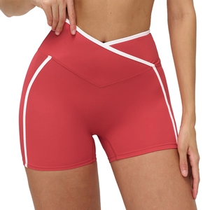 Short de yoga rouge à taille haute avec design en V croisé et bandes latérales blanches
