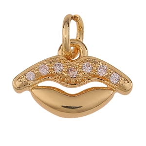Gouden lippen hanger met schitterende kristallen op een witte achtergrond