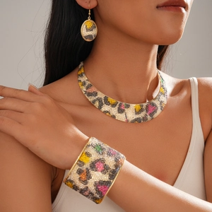 Dettaglio del set di gioielli leopardati con collana e polsino di cristalli