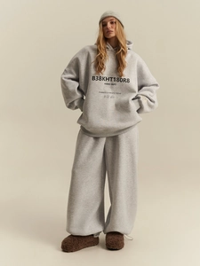 Set felpa oversize grigia con cappuccio e pantaloni sportivi con stampa da donna
