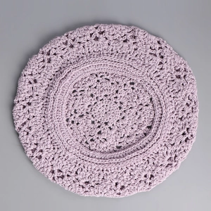 Detaillierte Ansicht der lila handgehäkelten Baskenmütze mit feinem Lochstrickmuster