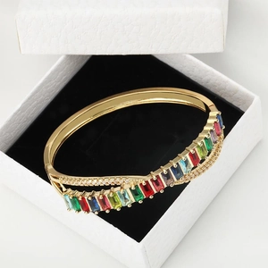 Eleganter 18K vergoldeter Regenbogen-Edelstein-Armreif mit Zirkonia-Verzierungen