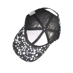 Casquette de baseball noire à motif étoiles montrant les coutures internes et l'étiquette