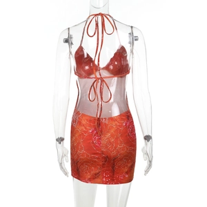 Détail du lien licou et du dos nu sur un ensemble deux pièces orange à fleurs sexy