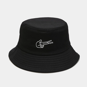 Gros plan détaillé de la broderie blanche PEW PEW sur un chapeau bob en coton noir