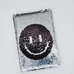 Taccuino creativo con paillettes reversibili e motivo smiley nero e argento