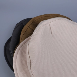 Détail de casquettes en sergé aux couleurs noir, marron foncé et beige élégant