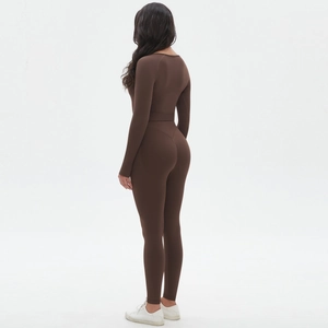 Vue arrière d'un ensemble de fitness marron sans couture avec legging et haut