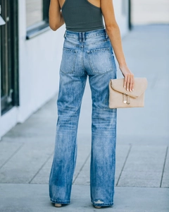 Rückansicht der gewaschenen blauen Jeans im Straight-Leg-Schnitt mit Taschendetails