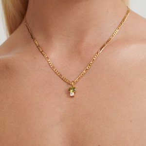 Collana Figaro dorata minimalista con ciondoli in zircone verde e bianco indossata da una modella