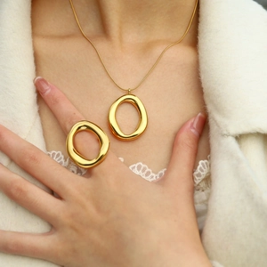 Set collana e anello in acciaio inossidabile placcato oro 18K con pendente ovale cavo