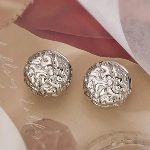 Orecchini a perno in argento con texture a sfera irregolare e finitura martellata