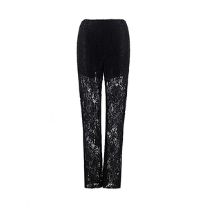 Detail von schwarzer Spitzenhose mit hoher Taille und floralem Lochmuster-Netzgewebe