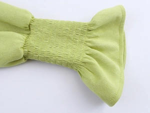 Detail von hellgrünen Strickbündchen mit elegantem ausgestelltem Glockenärmel Design