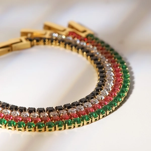 Primer plano de cuatro pulseras tenis con circonitas en negro, blanco, rojo y verde