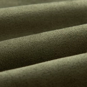 Macro di tessuto tessile verde oliva scuro con morbida trama scamosciata e dettagli di trama