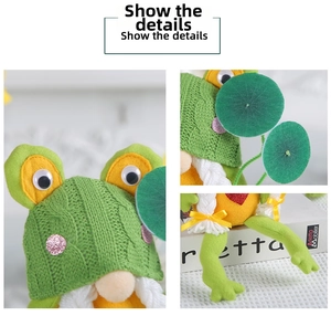 Dettagli dello gnomo rana di peluche con cappello verde a maglia e treccine