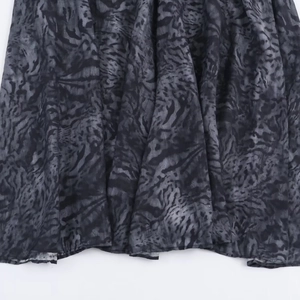 Μοντέρνο μίντι φόρεμα με σκούρο animal print ύφασμα και μια ασορτί ζώνη στη μέση