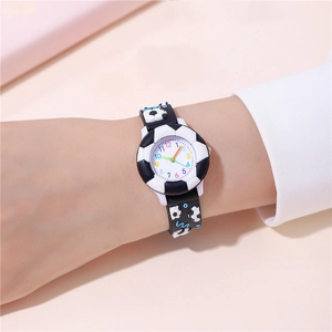 Kinder Fußball Quarz-Armbanduhr mit bunten Ziffern und schwarzem Silikonarmband mit Motiven