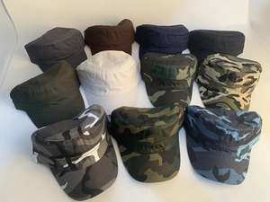 Collectie militaire petten met platte bovenkant in diverse camouflage en effen kleuren