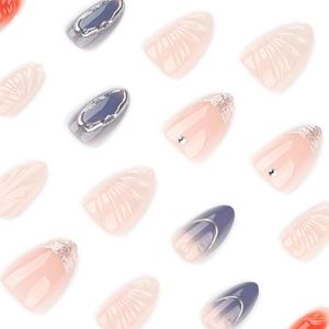 Faux ongles amande courts avec texture goutte d'eau 3D et dégradé nacré élégant