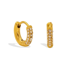Détail de boucles d'oreilles créoles dorées ornées de deux rangées de cristaux brillants
