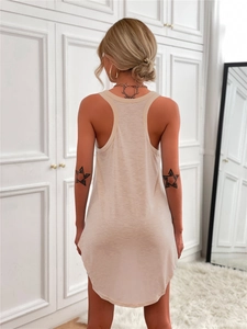 Vue détaillée de la robe débardeur beige dos nageur avec ourlet incurvé en coton flammé
