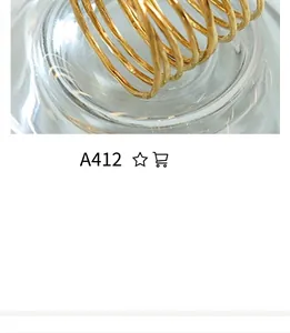 Gros plan sur une bague spirale dorée multicouche au fini poli sur socle en verre