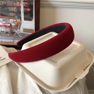 Détail d'un serre-tête en velours rouge avec rembourrage épais et doublure antidérapante