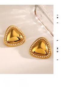 Vue détaillée de boucles d'oreilles triangulaires dorées avec incrustation de perles