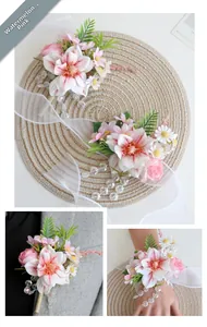 Détail du corsage et du bracelet de fleurs rose pastèque avec rubans en soie élégants