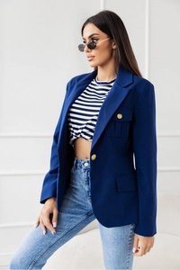 Dettaglio del blazer blu scuro monopetto con revers e trama del tessuto rifinita