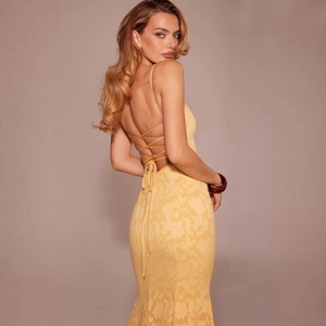 Französisches rückenfreies gelbes Maxikleid mit Blumenmuster und Kreuzträgern