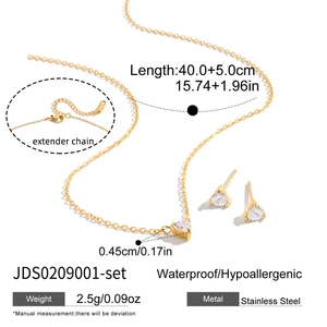 Dettaglio della collana a cuore in acciaio inossidabile 18K con orecchini in zircone