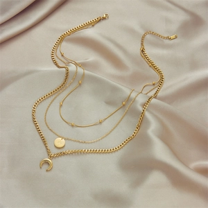 Collier multi-rangs en acier doré avec pendentifs lune croissante et étoile gravée