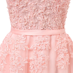 Abito da sera corto rosa in pizzo con ricami floreali e perle eleganti