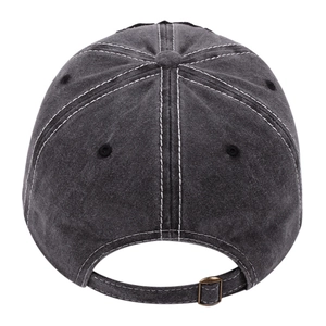 Détail de casquette baseball gris anthracite délavé avec coutures contrastées et boucle métal