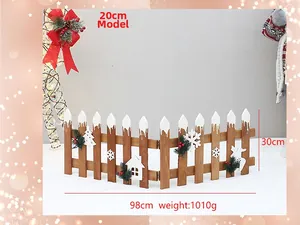 Détail de la clôture de Noël en bois 30x98cm avec pommes de pin et fausse neige