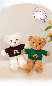 Détail d'ours en peluche mignons portant des pulls tricotés colorés dans un décor doux